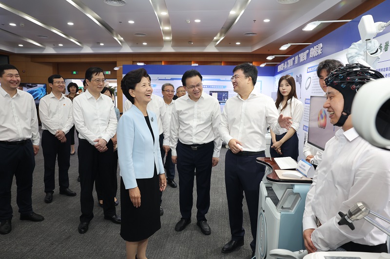 国务委员、国务院残疾人工作委员会主任谌贻琴在湖北调研时，参观依瑞德脑机接口产品